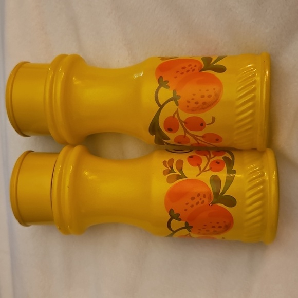 Vintage AVON Yellow and Orange Pennsylvania Dutch Glass Salt and Pepper Shakers - Picture 2 of 8